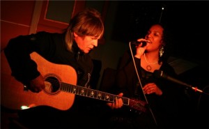 Wenn Musik in Seelen schwebt: Paul-Simpson-Project zeigte in Fellingshausen, dass gute Stimme, gute Gitarre und gute Physik gute Musik ergeben