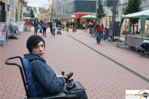 „Gerade die kleinen Kinder sehen hin, Erwachsene laufen vorbei“ – Selbstversuch eines Rollstuhlfahrers zur Hilfsbereitschaft im Seltersweg in Gießen
