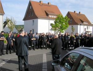 Auch aus dem Vogelsbergkreis haben sich 109 Helfer auf den weg gemacht - hier bei ihrer Verabschiedung mit Landrat Manfred Görig (vorne links) und Kreisbrandinspektor Werner Rinke (vorne rechts).