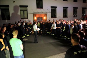 Der Gießener Kreisbrandinspektor Mario Binsch gibt vor dem Aufbruch letzte Anweisungen. Quelle: Landratsamt Gießen