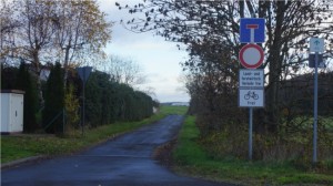 Ein Schildbürgerstreich?Gleichzeitig wird freie Fahrt für Landwirte angezeigt und für den selben Weg eine Sackgasse.