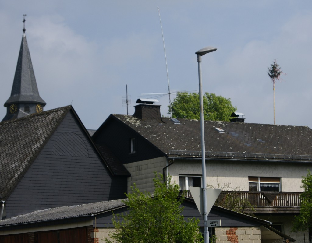 Maibaum und Kirchturm 