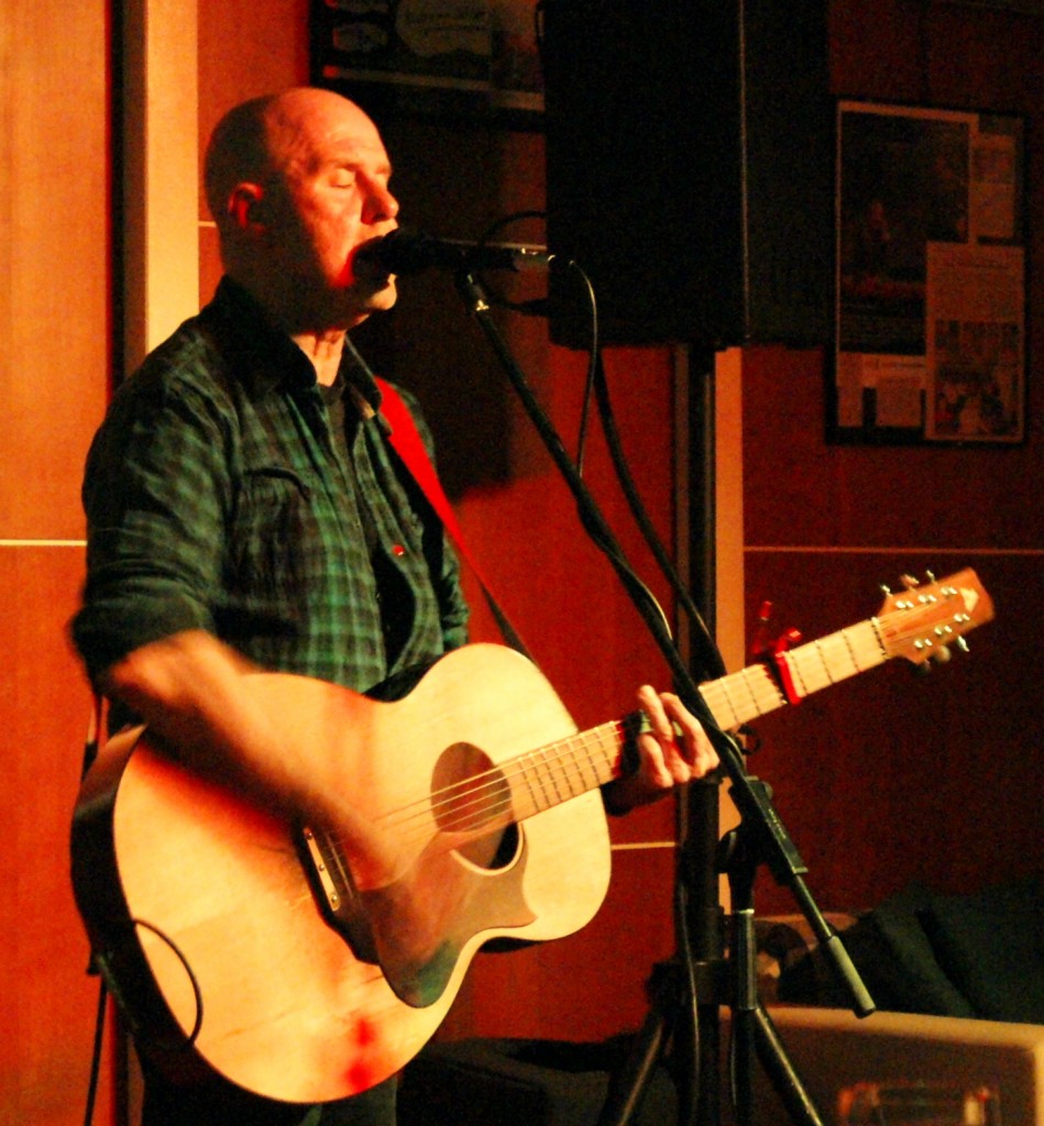 "Ich komme wieder": Der irische Singer-Songwriter  Kieran Halpin spielte in Braunfels in familiärer Clubatmosphäre.