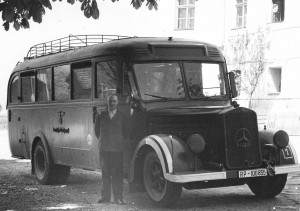 „Bus Hartheim Foto Niedernhart Prozess“ von Unbekannt - Dokumentationsstelle Hartheim (sent as email attachment). Lizenziert unter CC BY-SA 3.0 über Wikimedia Commons - http://commons.wikimedia.org/wiki/File:Bus_Hartheim_Foto_Niedernhart_Prozess.jpg#mediaviewer/File:Bus_Hartheim_Foto_Niedernhart_Prozess.jpg