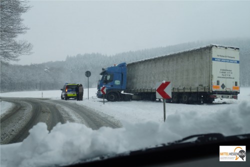 ..wie einer aus Bautzen, der auch an der L3047 am Fuß des Dünsbergs eine schneebedingte Zwangspause einlegen musste. Fotos: v. Gallera, Mittelhessenblog