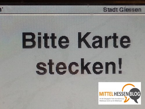 Sprachintegration "voll konkret"? Besucher, die ihre Parkgebühren in der Tiefgarage unter dem Gießener Rathaus bezahlen wollen, bekommen die klare Ansage: "Bitte Karte stecken!" Bild: v. Gallera