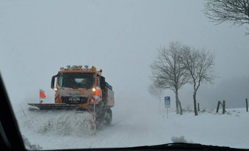 Seinen Einstand beim Mittelhessenblog lieferte Matthias Kipper mit diesem Einsatzbild eines Schneepflugs im vollen Einsatz am Montag im hohen Vogelsberg.