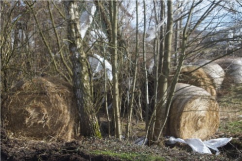 Sonst säuberlich abgedeckte Heuballen liegen wild durcheinander im und am Otterbach, die Folie abgerissen und zum Teil quer über das Dorf geblasen. Foto: v. Gallera/Mittelhessenblog.de