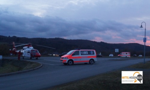 Jeder Patient freut sich, wenn schnelle Hilfe kommt. So auch der Patient, der hier mit der Johanniter-Luftrettung Gießen am Aartalsee abgeholt wird. Foto: v. Gallera/Mittelhessenblog.de