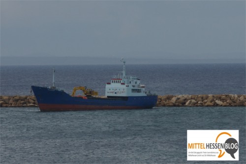 Eigentlich war der Frachter Haj Zaher in den 70er Jahren für den Transport von Schüttgut und nicht von hunderten von Menschen gebaut worden. Jetzt spielte er eine zentrale Rolle als Fluchthilfeschiff, geriet in Seenot und liegt seitdem in Kyrenia in Nordzypern fest. Foto: v. Gallera