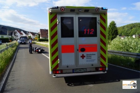 Rund 80 Meter vor dem Ortseingang von Fellingshausen verlor ein 54-jähriger die Kontrolle über seinen 850-cbm-Roller. Laut Polizei war Alkohol im Spiel. Bild: v. Gallera
