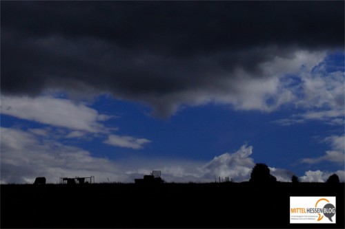 Dunkle Wolken treibt Zellko auf einer Front an der L 3047, an der unter anderem Wilsbach im Nodwesten und Krofdorf-Gleiberg im Südosten liegen. Foto v. Gallera/Mittelhessenblog.de