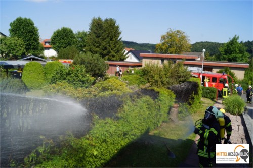 Schreck am Nachmittag: Eigentlich sollte nur ein Wespennest in einer Hecke in Fellingshausen ausgebrannt werden. Plötzlich brannte die Hecke und die Feuerwehr musste kommen. Foto: v. Gallera