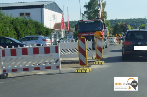 Der Abwasserzweckverband Lollar-Staufenberg hat vor wenigen Tagen mit Bauarbeiten im Auweg begonnen. Das kollidiert nun mit der aktuellen Situation Ecke Sand-/Rothweg. Foto: v. Gallera