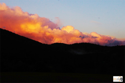 Als wäre es ein Ausschnitt aus dem "Paradies" des italienischen Renaissance-Malers Tintoretto: Die untergehende Sonne strahlt Wolkenberge über Nauborn bei Wetzlar an. Foto: v. Gallera