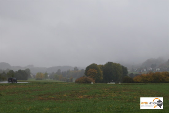 Symbolträchtiges Wetter vor dem Bürgerentscheid: Regenwolken geben Gebäude und Landschaft in Angelburg und Steffenberg teilweise nur als Schemen frei....Foto: v. Gallera