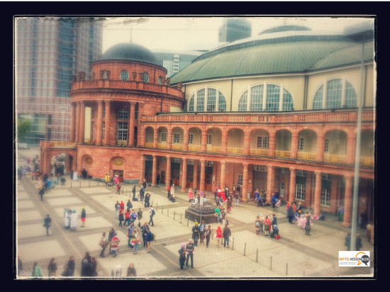 Passte noch nie so gut wie 2015 thematisch zur gegensätzlichen Spannung der Buchmesse: Die Architektur der Festhalle mit ihrer Mischung aus Neobarock, Stahl und Glas. Foto: v. Gallera