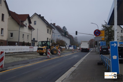 Bis zum 24. September waren die Zufahrten sowohl zur Aral-Tankstelle wie auch zum benachbarten Restaurant Petersburg so gut wie blockiert. Mit der Verlagerung der Baustelle auf die anderen Straßenhälfte hat sich die lage "nur minimal" verbessert. Foto: v. Gallera