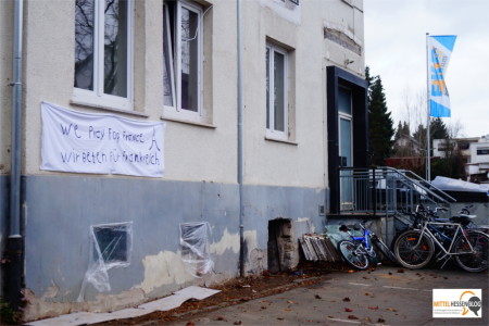 Ein Ort, noch im Werden und doch schon bewohnt: Das alte Hotel Gladenbacher Hof in Gladenbach - mit einer schlichten aktuellen Botschaft....Foto: v. Gallera