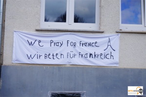 Flüchtlinge beten für Frankreich – In Gladenbach
