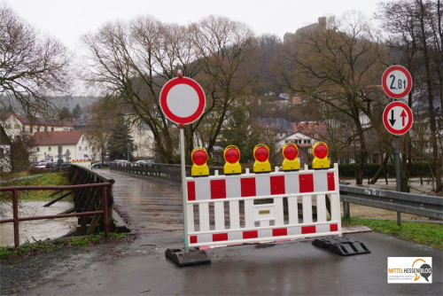 Nichts geht mehr am Dienstagvormittag in Biedenkopf: Wegen Hochwassergefahr wird diese Holzbrücke beim Obermühlsweg gesperrt. Foto: v. Gallera