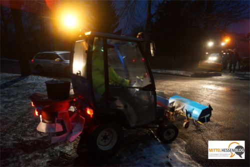 Eisregen hatte wie hier in Mittelhessen über Nacht Bürgersteige und Straßen in Rutschbahnen verwandelt: Hochbetrieb für Räumdienste wie hier in Gießen am Westbad. Foto: v. Galllera