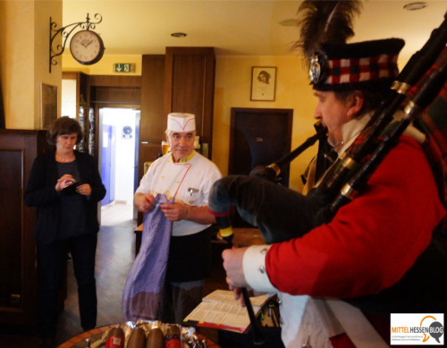 Quest spielt die letzten Begrüßungstöne, während Christina Hederich und Sabation Laurito auf die nächsten Schritte der Haggis-Zeremonie warten. Foto: v. Gallera