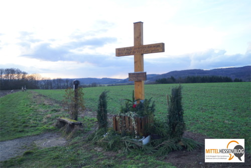 Um in turbulenten Zeiten an den Wert Gottes zu erinnern, hat eine Mittelhessin ein Feldkreuz gestiftet. Sie will aus Sorge vor Vandalismus nicht verraten wo. Den Vandalismus befürchetet sie indes nicht von Flüchtlingen. Foto: v. Gallera