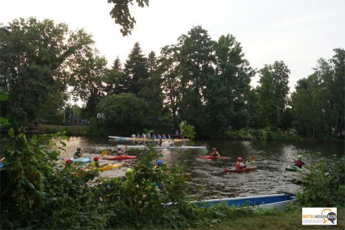 Mitten im Getümmel auf der Lahn: In Gießen trainiert im Septembersommer Dominic Heyd mit Aktiven der Jugendabteilung des SKC Kanupolo, während im Hintergrund Drachenbootsportler und Ruderer vorbeiziehen. Bild: v. Gallera/Mittelhessenblog.de