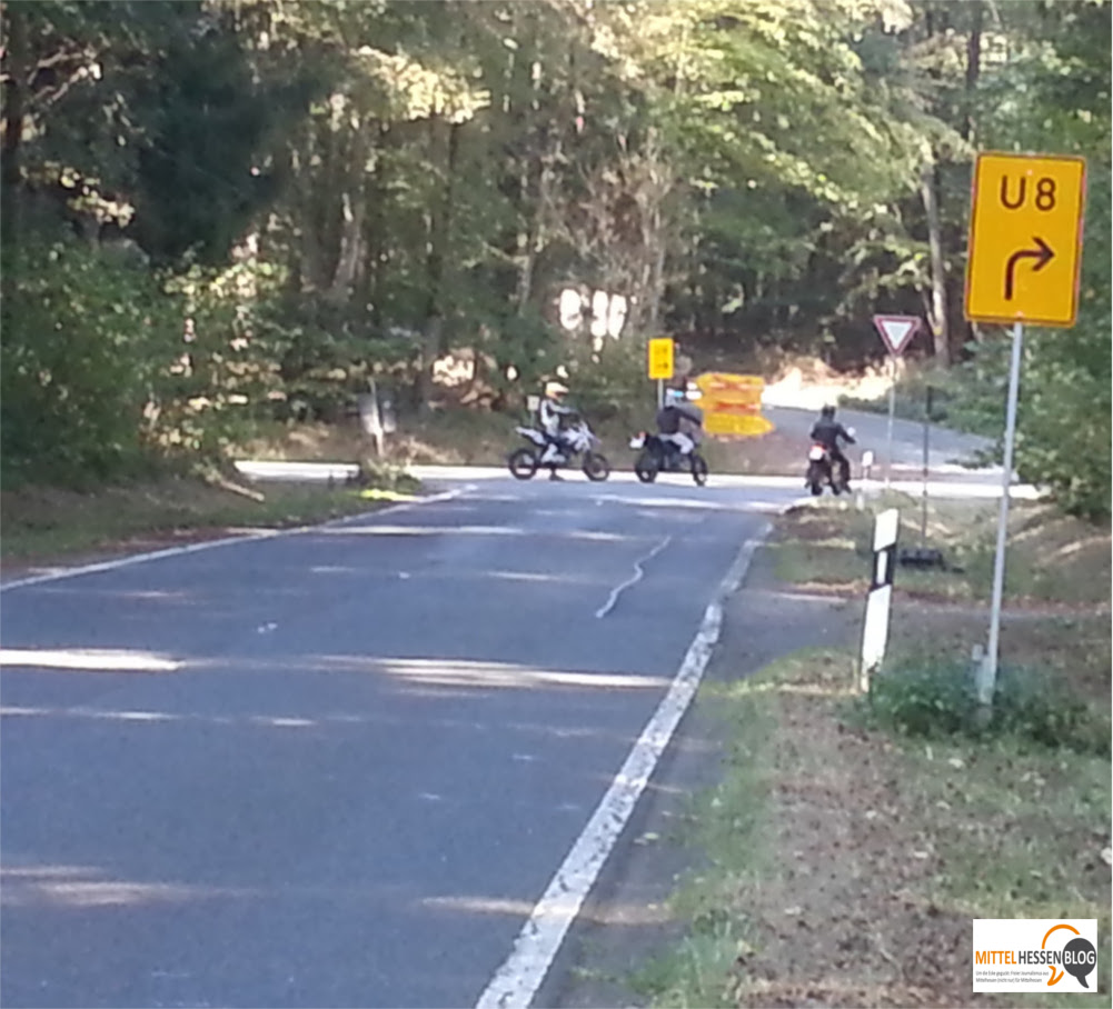 Weil der Parkplatz gesperrt ist, weichen die Biker für ihre Rennen an die Endbacher Platte am Schnittpunkt der B255 und der L3047 aus. Bild: v. Gallera