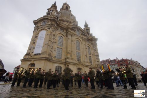 Platzkonzert der Bundeswehr im Regen vor der Frauenkirche in Dresden. Die Posaunenklänge übertönen die wütenden Rufe der Pegida-Protestierer. Foto: v.Gallera