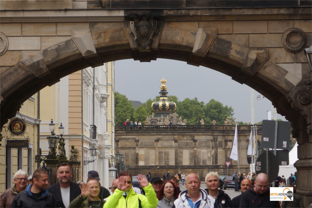 Pegida-Gründer Lutz Bachmann (3.v.l.) zusammen mit Begleitern in Dresden am 3. Oktober. Bachmann ist quasi ebenfalls Flüchtling: Seit einigen Monaten lebt Bachmann auf Teneriffa.: Foto. v.Gallera