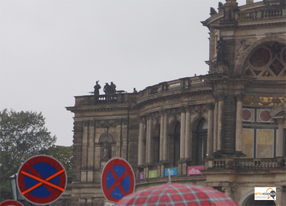 Kontraste: Scharfschützen zum Tag der Deutschen Einheit auf der Semperoper in Dresden, während mit einem Spruchband für ein weltoffenes Dresden geworben wird. Bild: v. Gallera