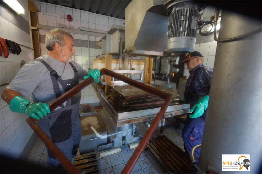 Die Pasteurisierungsanlage ist nach Einschätzung des Obst-und Gartenbauvereins Krofdorf die Ursache für den wachsenden mittelhessischen Apfeltourismus...Foto: v. Gallera