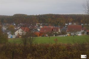 Noch gibt es vom Rad-und Wanderweg am waldrand oberhalb der Dreispitz einen freien Blick über Äcker und Obstbäume über das gesamte Baugebiet bis in den alten Dorfkern. Diese Aussicht könnte genauso wieder umgekehrte Blick zum Wald bald der Vergangenheit angehören, fürchten manche Anwohner. Foto: v. Gallera