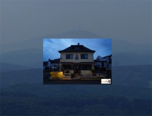 Der Dünsberg mit seinen Tälern vom Rimberg bei Lahntal gesehen. In der Bildmitte die Aufnahme des "Kirchlein" im Biebertaler Ortsteil Krumbach, der Heimatgemeinde des Dünsberg. Das "Kirchlein" hatte sich in fünf Jahren zu einem zentralen kulinarischen Magneten entwickelt. Nun ist dieses Kapitel bis auf weiteres Geschichte. Bilder und Montage: v. Gallera