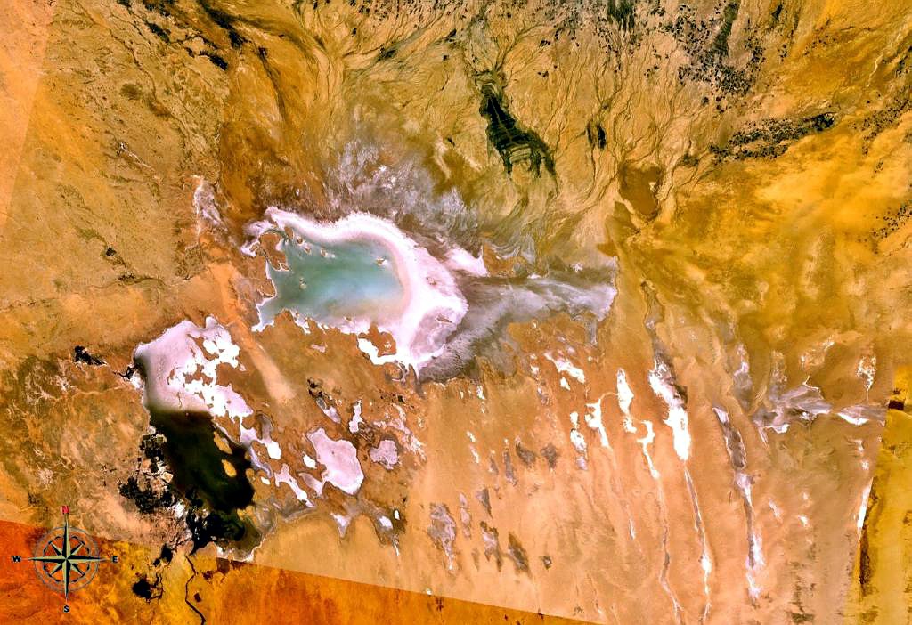 Im Vergleich zu diesem Wadi, eine Nasa-Luftaufnahme aus Algerien, wirkt der mittelhessische Wadi noch sehr grün..Foto: Nasa, Quelle: Wikipedia