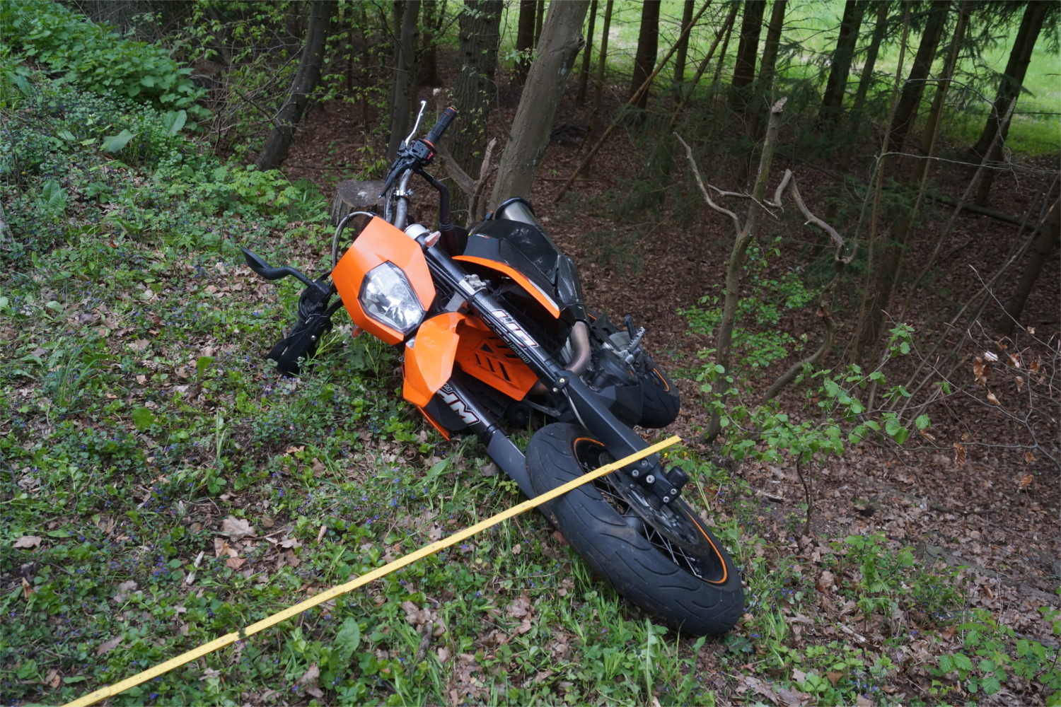 Nach Angaben der Polizei wurde der 21jährige Fahrer dieses Motorrads während eines Unfalls auf der Landstraße L3286 schwer verletzt. Und hatte damit noch "Glück im Unglück". v. Gallera/Mittelhessenblog