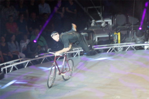 "Das mache ich den ganzen Tag", flachst Fahrrad-Artist Justin Case mit seinem Publikum. Foto. v. Gallera