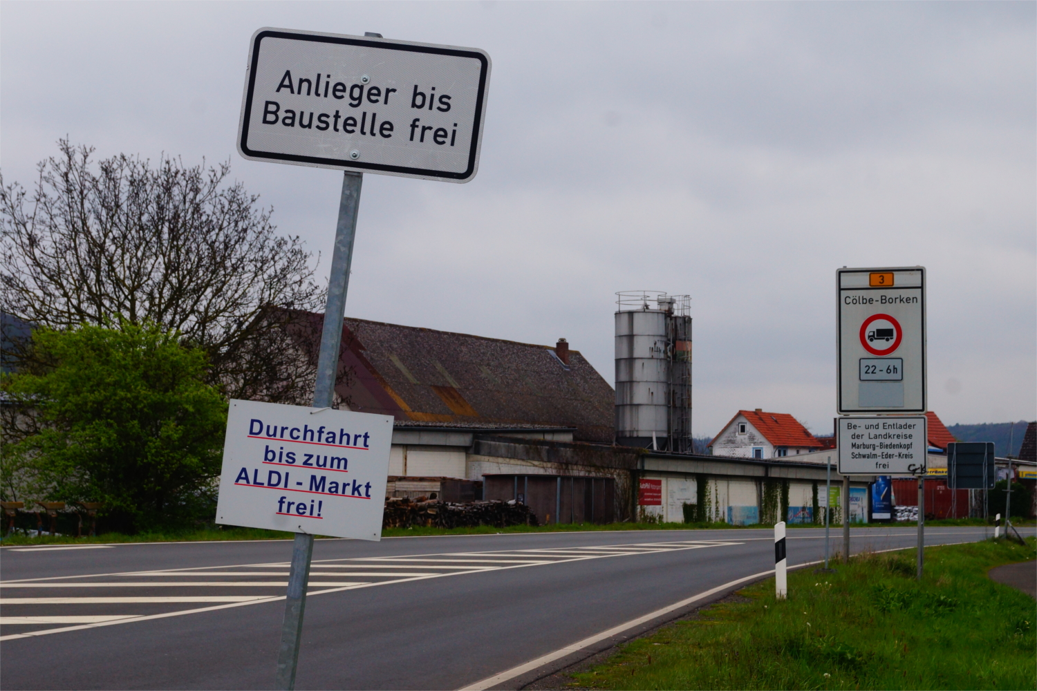 Hinweisschilder wie dieser auf die freie Zufahrt zu einem Discounter heben die Wirkung der offiziellen Verbotsschilder nicht auf, heißt es in der Gemeindeverwaltung von Weimar. Foto: v. Gallera