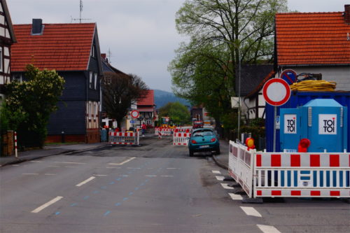 Nicht zu übersehen sind die drei Verkehrszeichen "Roter Kreis auf weißem Grund" auf der Herborner Straße in Niederweimar: Durchfahrt verboten. Ohne Ausnahme: Foto: v. Gallera