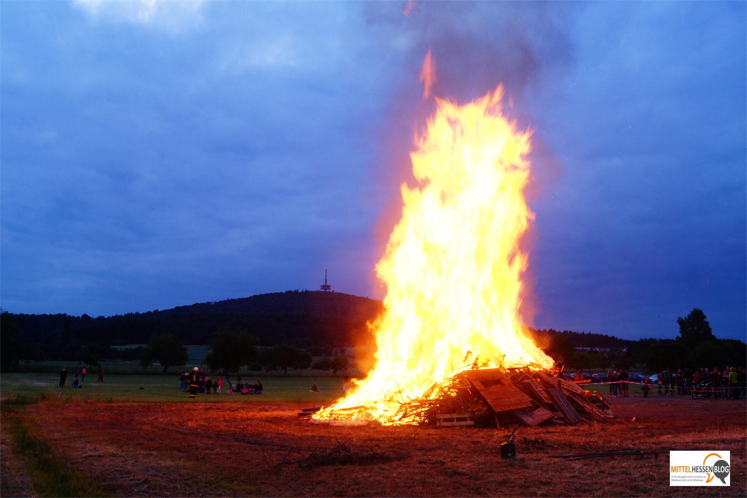 Hoch lodern die Flammen dieses Sonnwendfeuers in Fellingshausen im Jahr 2015. Foto: v. Gallera