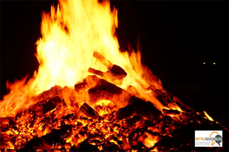 Temperaturen bis 1000 Grad können in der Hitze eines Sonnwendfeuers erreicht werden. Foto: v. Gallera