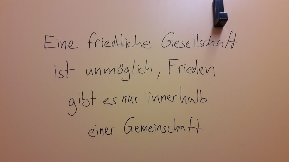 Offensichtlich inspirierende Wirkung der Höhenluft des Hoherodskopf: Aphorismus auf der öffentlichen Toilette.