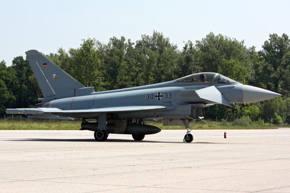 Ein Eurofighter auf dem Fliegerhorst Neuburg. Dort starteten am Freitagabend die Flieger, deren Knall über Mittelhessen, Rhein_main und Bayern zu hören waren. Foto: Mulag, Wikipedia CC BY SA 3.0