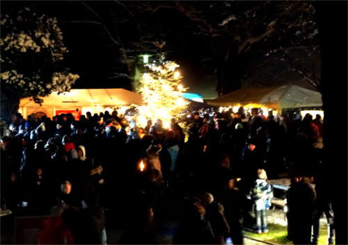 Bis zum Ende gegen 21 Uhr hatten rund 1000 Besucher den ersten Weihnachtsmarkt auf der Burg Hohensolms besucht. Bild: v. GalleraBis zum Ende gegen 21 Uhr hatten rund 1000 Besucher den ersten Weihnachtsmarkt auf der Burg Hohensolms besucht. Bild: v. Gallera