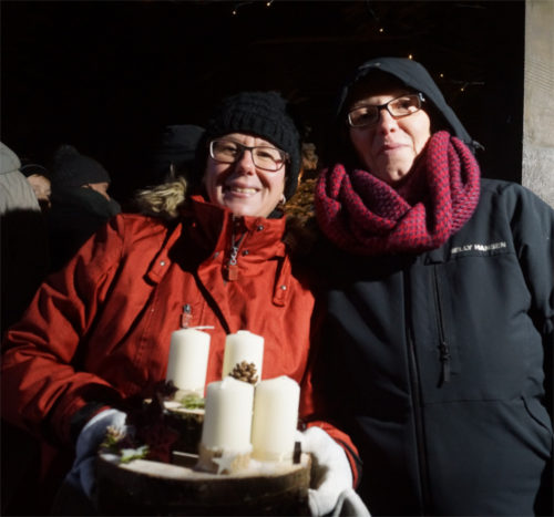 Petra Waltdschmidt und Andrea Rupp (r.) freuen sich über das Echo, dass der erste Weihnachtsmarkt auf der Burg Hohensolms findet. Bild: v. Gallera