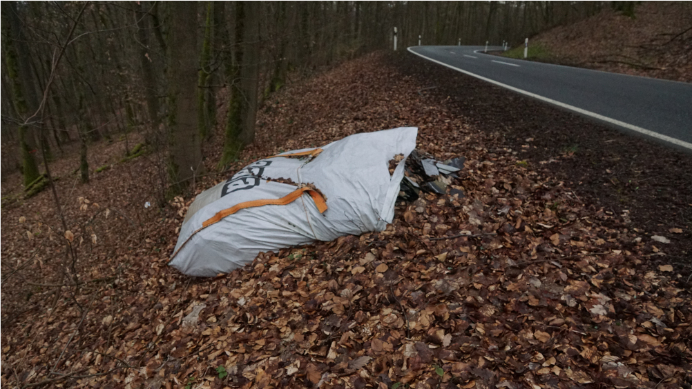 Um zwei große Asbestmüllsäcke an der L 3047 im Gemarkungsbereich von Bischoffen dreht sich seit mehr als einem Jahr ein Entsorgungsstreit zwischen der Gemeinde und der hessischen Straßenbehörde Hessen Mobil. Nun hat die Behörde gesagt, die Säcke entsorgen zu lassen.